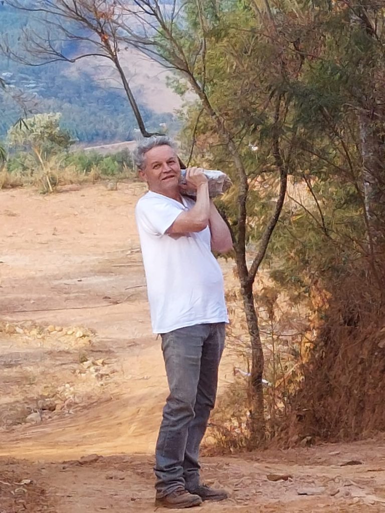 Elyeser carregando pedra sabão em uma de suas visitas em Ouro Preto. 