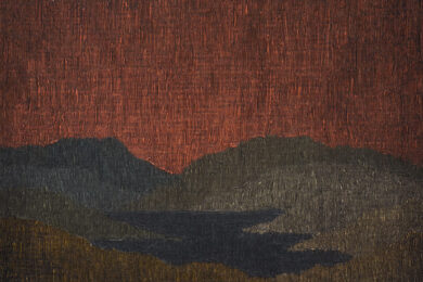 Pintura "Lugar Selvagem", 2025. A imagem mopstra uma paisagem com o céu avermelhado ao fundo e montanhas e um rio em primeiro plano.